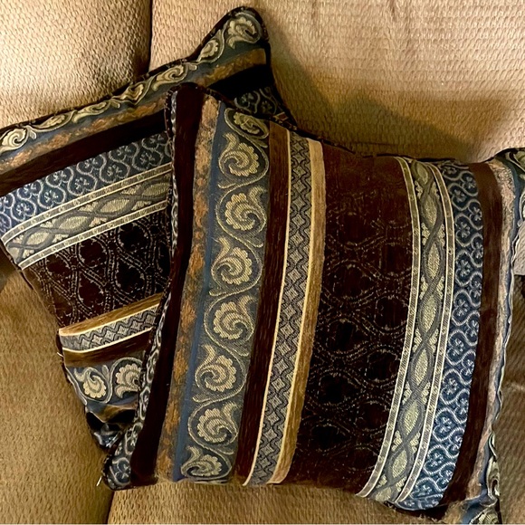 Other - 2 Sofa Pillows
Brown and blue
20” x 20”
Pillows with zipper cases